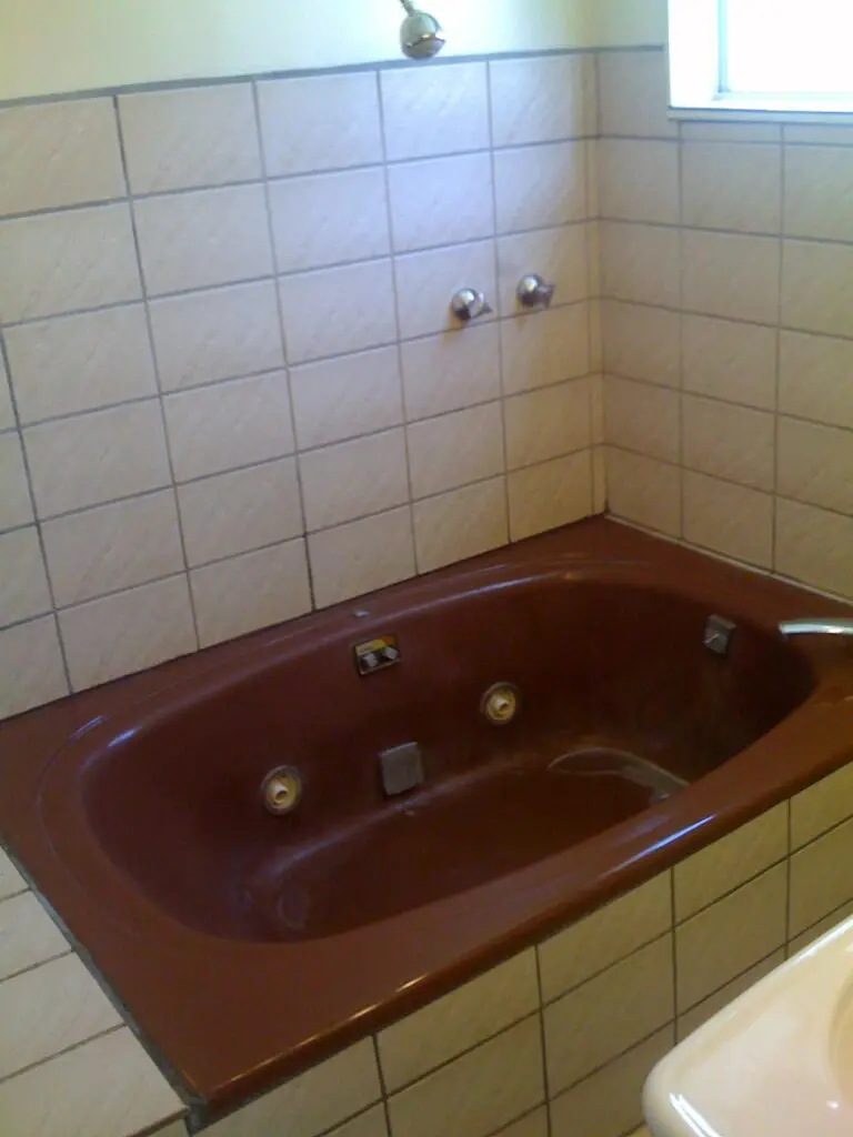 a brown bath tub
