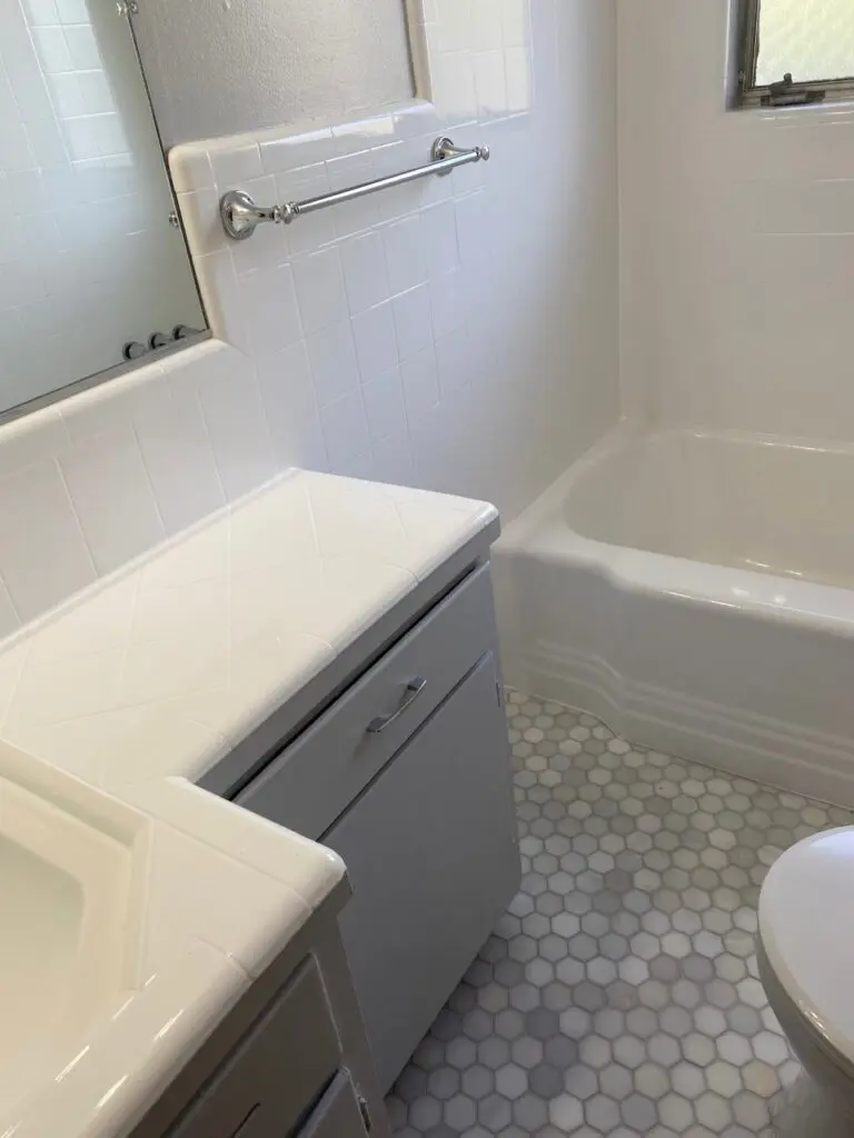 a corner of a white bathroom